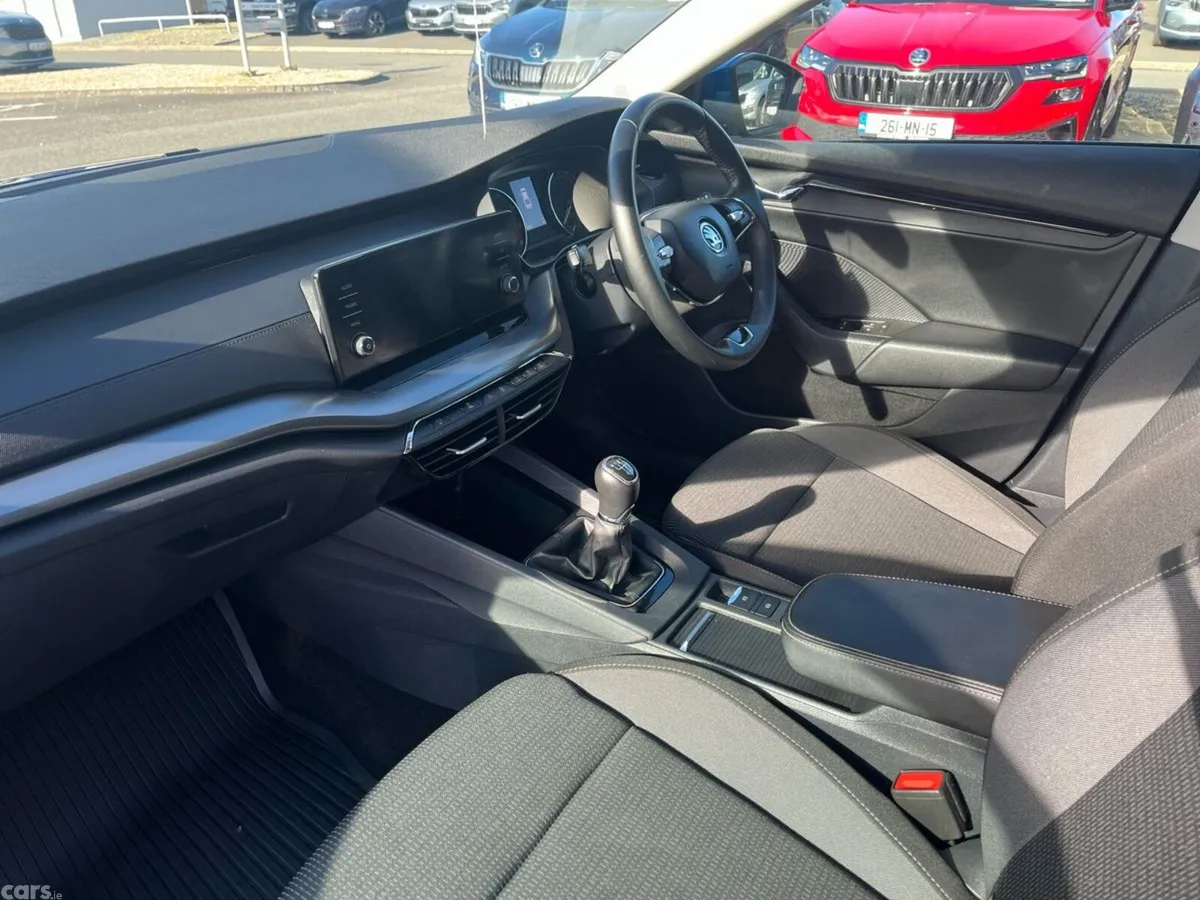 Skoda Octavia Saloon, Petrol, 2024, Blue