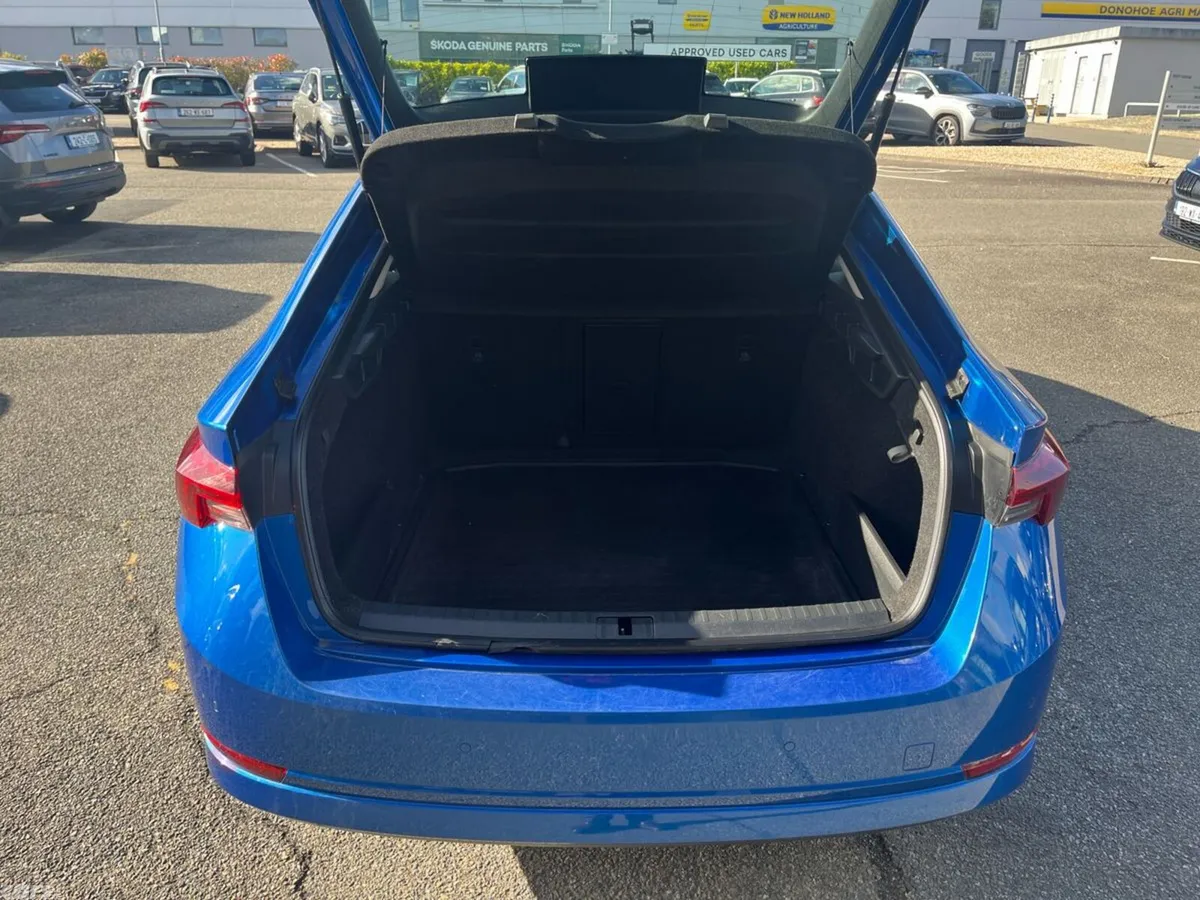 Skoda Octavia Saloon, Petrol, 2024, Blue
