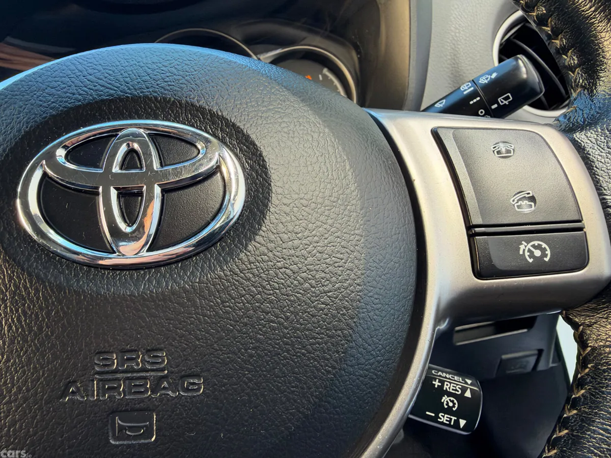 Toyota Yaris Hatchback, Petrol, 2016, White