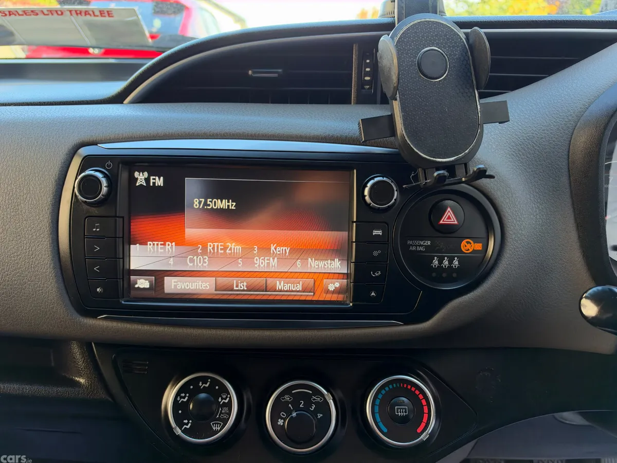 Toyota Yaris Hatchback, Petrol, 2016, White
