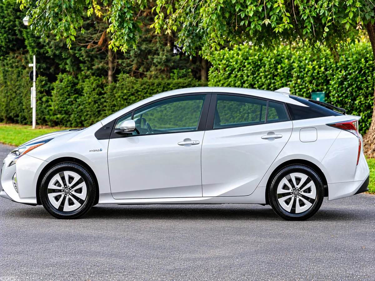 Toyota Prius Hatchback, Petrol Hybrid, 2019, White