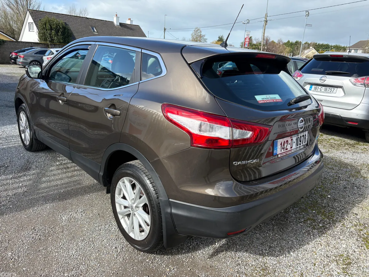 Nissan Qashqai Hatchback, Diesel, 2014, Brown