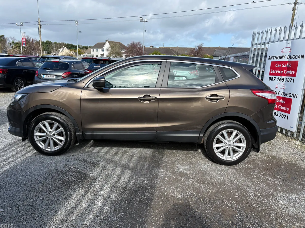 Nissan Qashqai Hatchback, Diesel, 2014, Brown