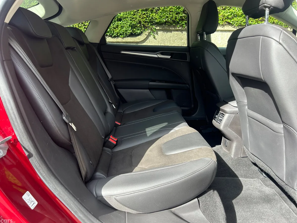 Ford Mondeo Hatchback, Diesel, 2019, Red