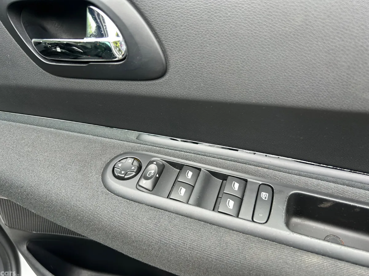 Peugeot 5008 MPV, Diesel, 2016, Silver
