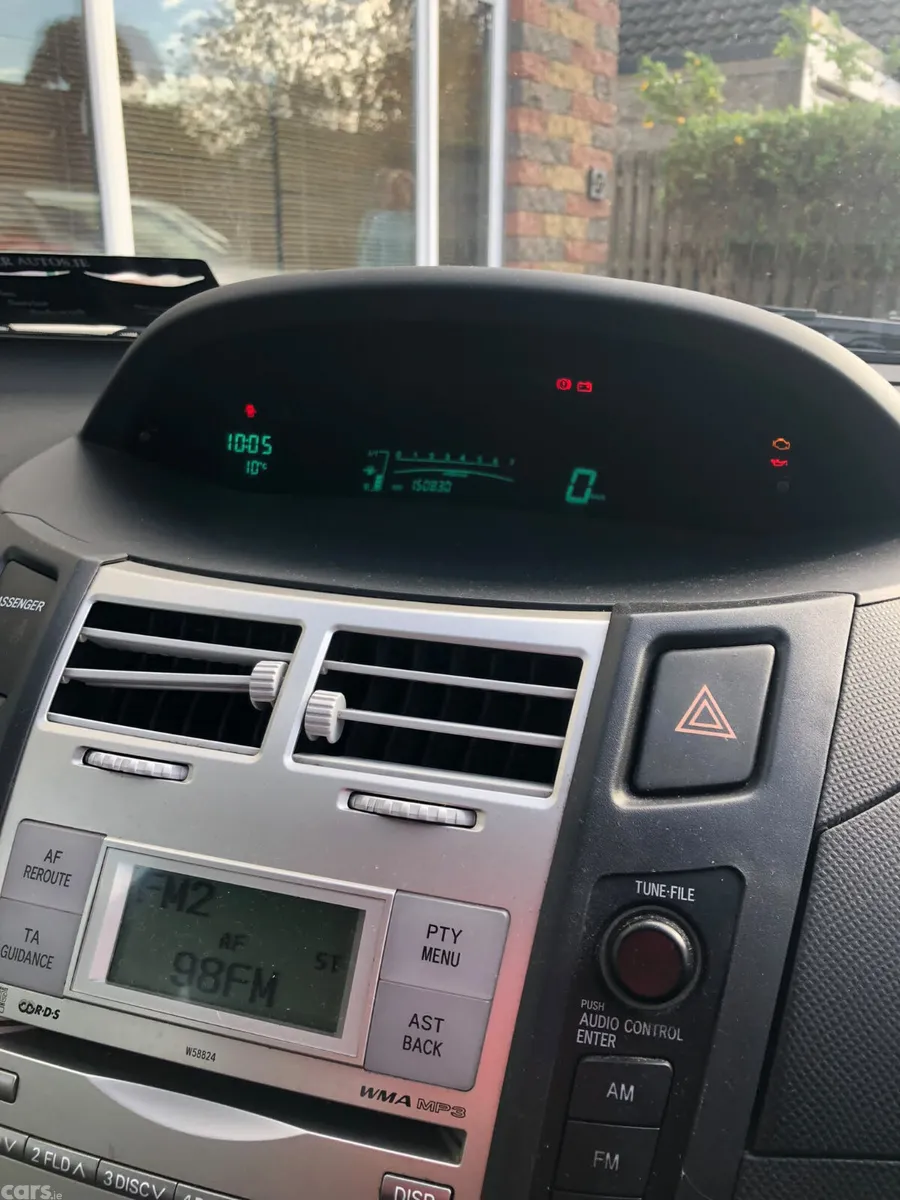 Toyota Yaris Hatchback, Petrol, 2006, Silver