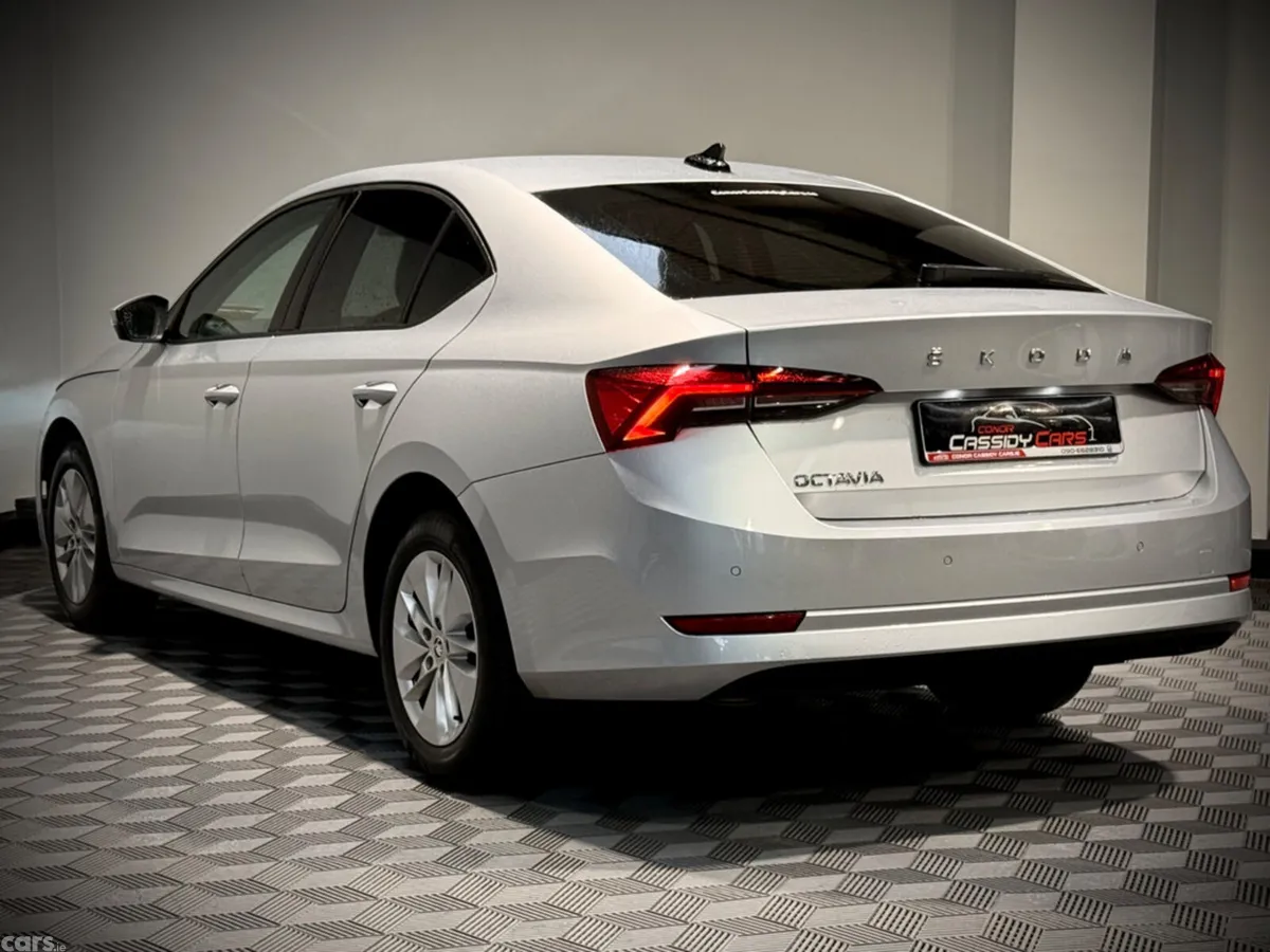 Skoda Octavia Hatchback, Diesel, 2022, Silver