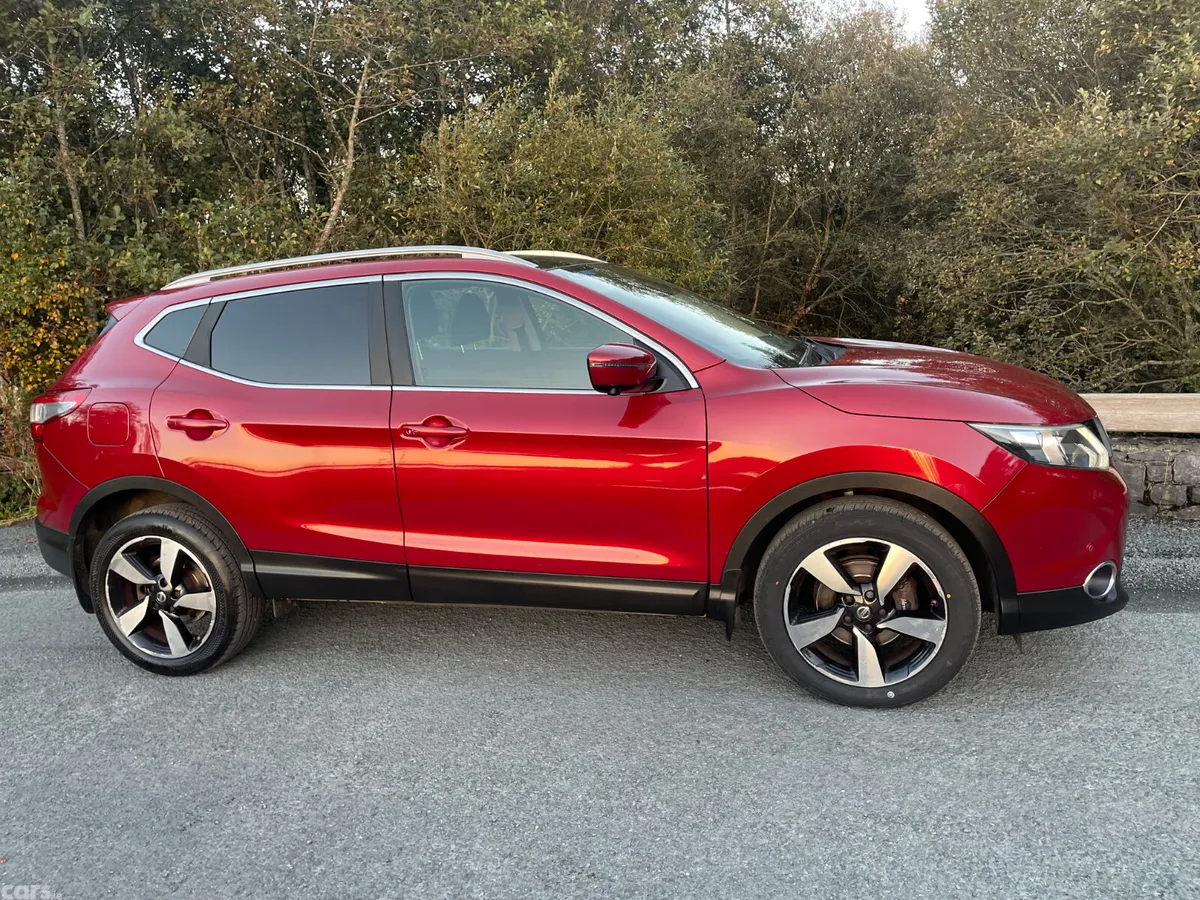 Nissan Qashqai Hatchback, Diesel, 2016, Red