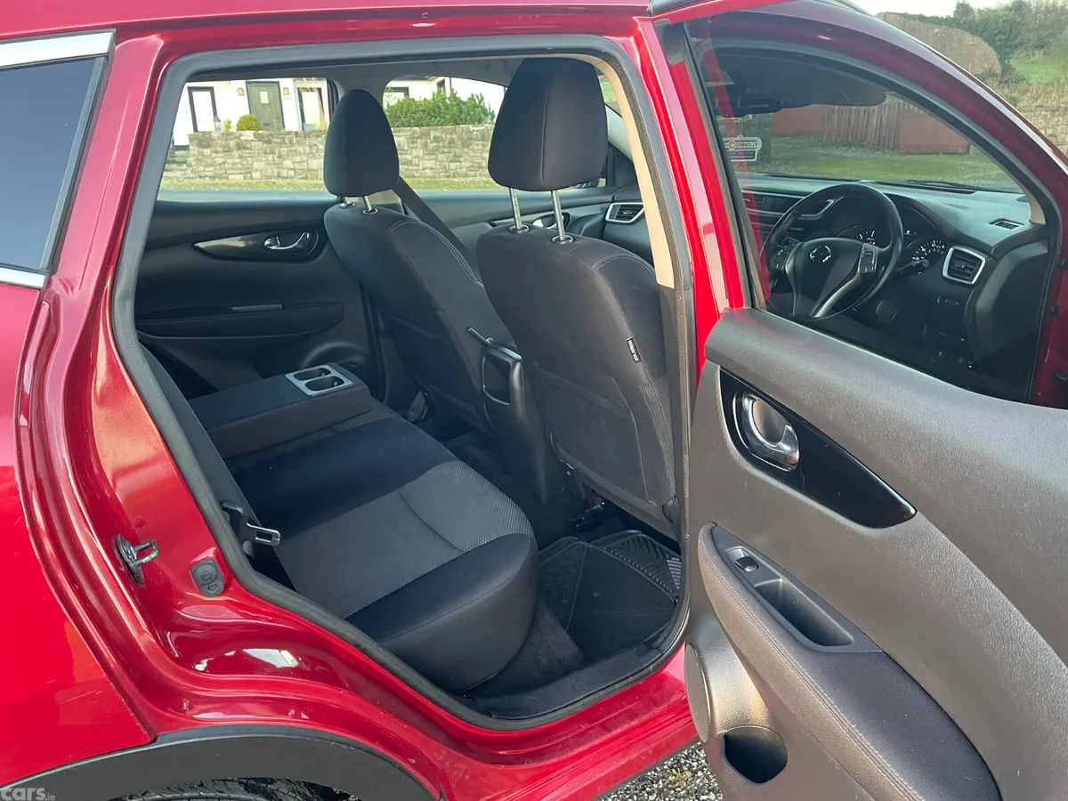 Nissan Qashqai Hatchback, Diesel, 2016, Red