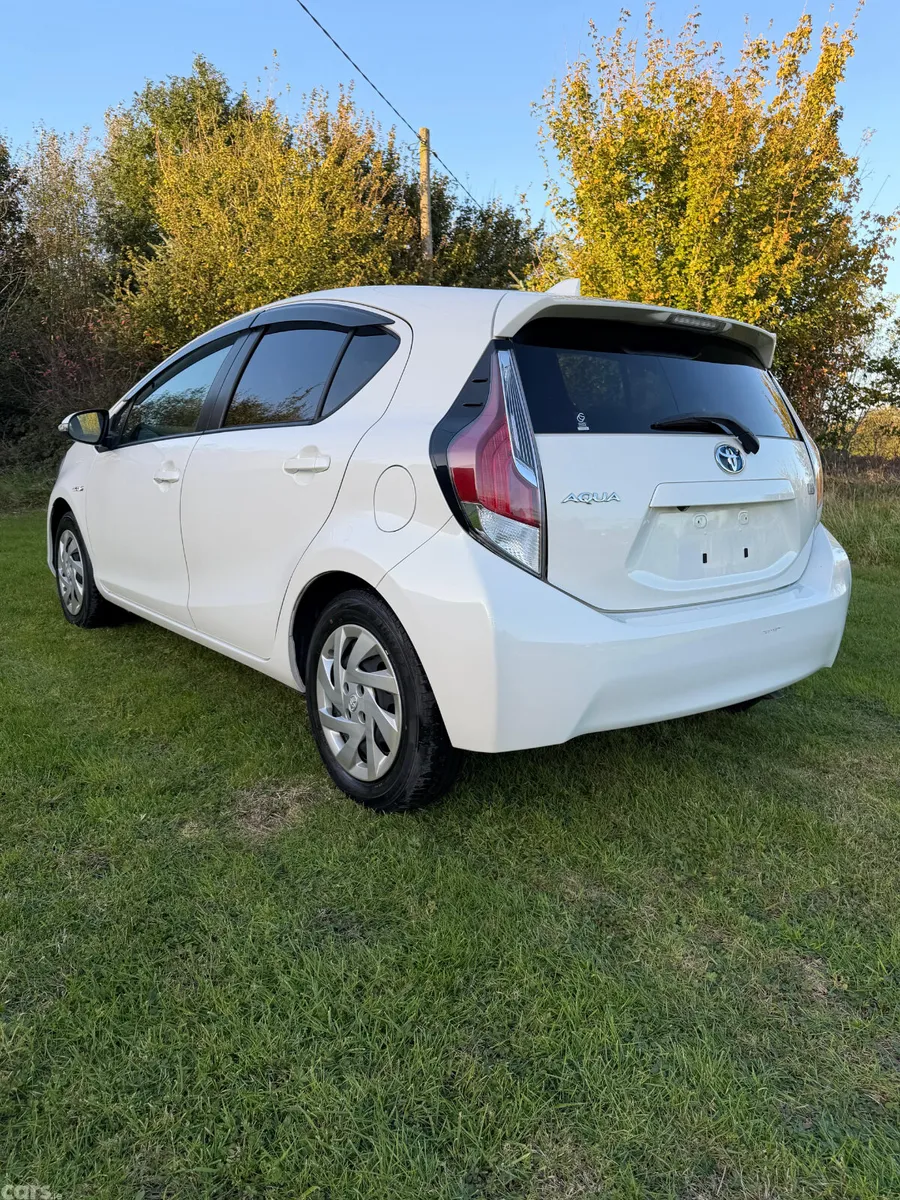 Toyota Aqua Hatchback, Petrol Hybrid, 2015, White