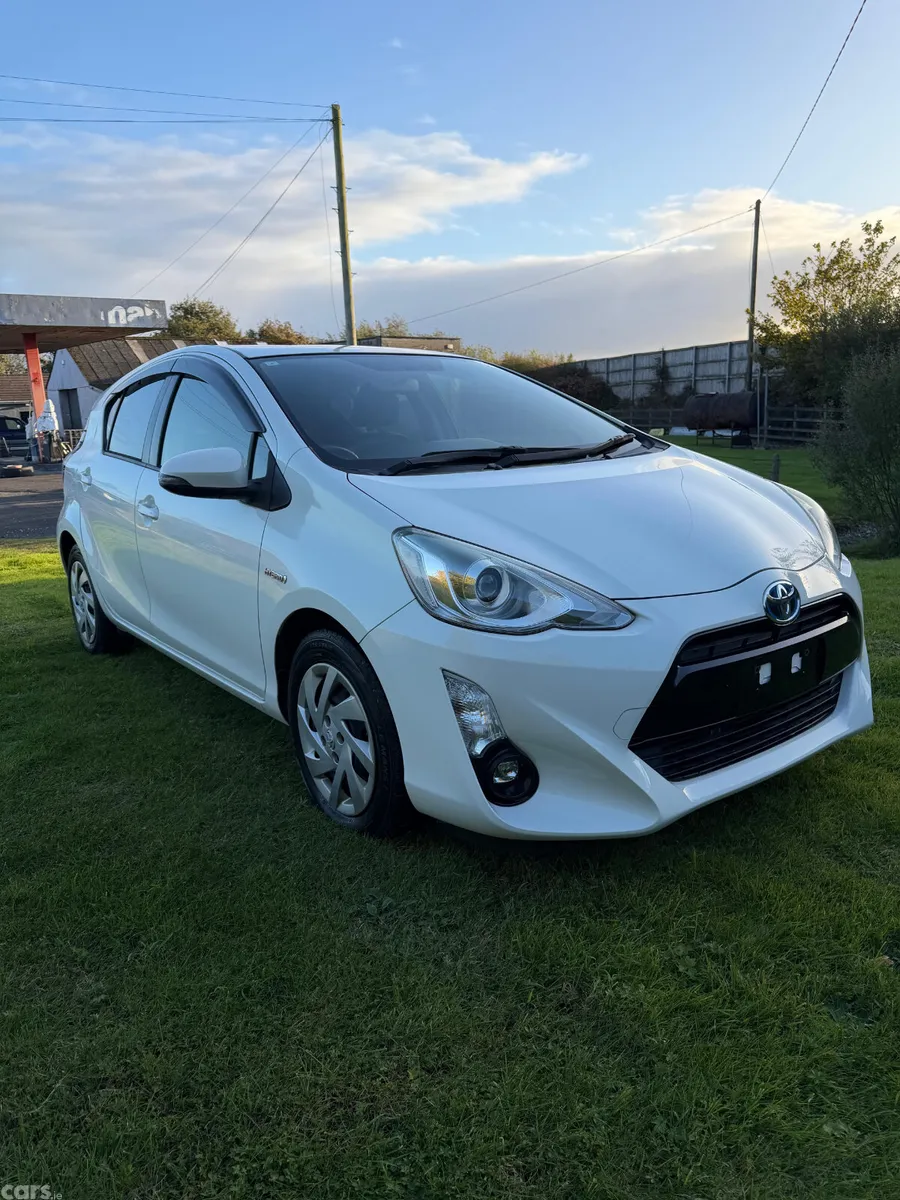 Toyota Aqua Hatchback, Petrol Hybrid, 2015, White