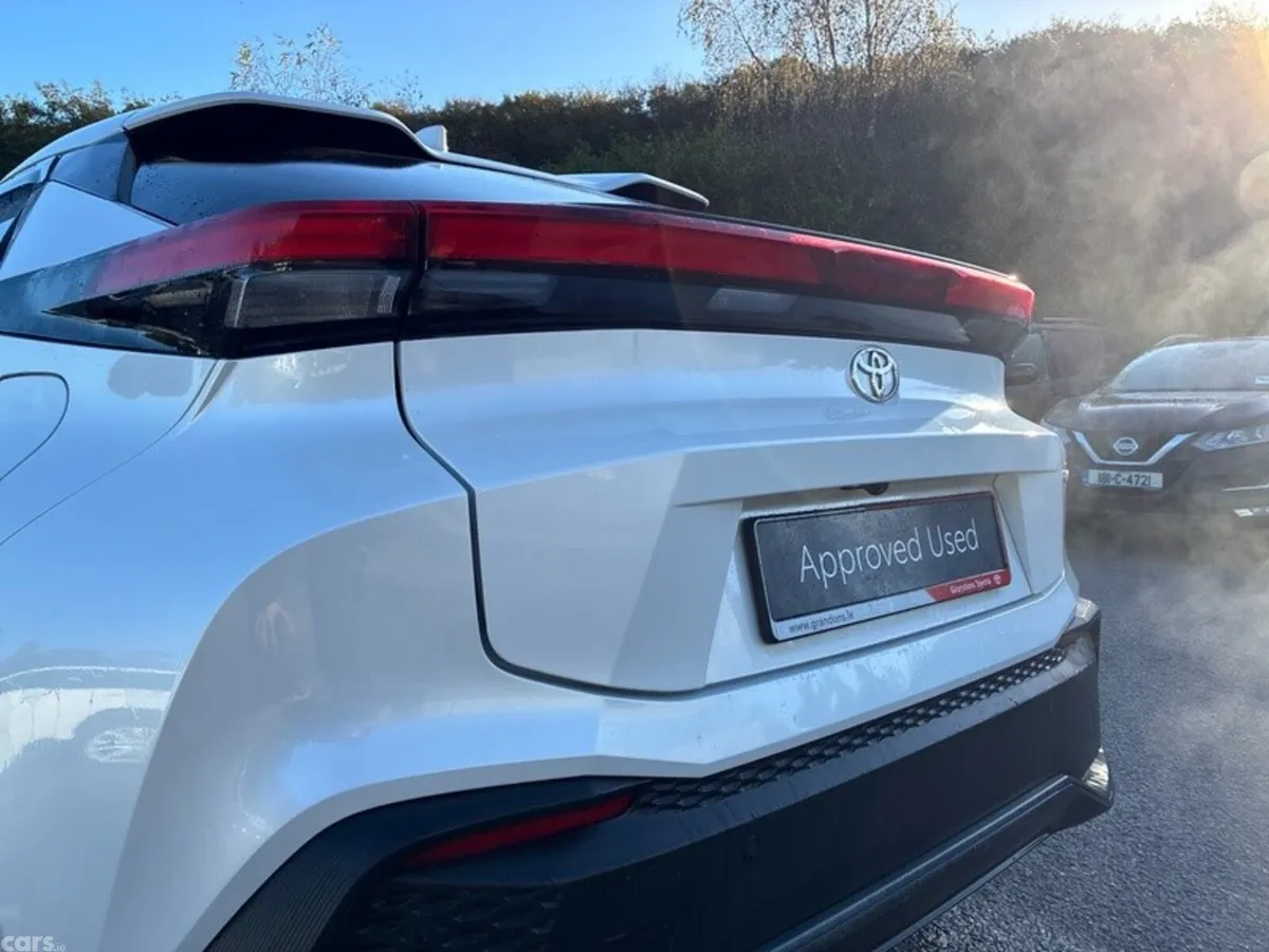 Toyota C-HR SUV, Petrol Hybrid, 2024, White