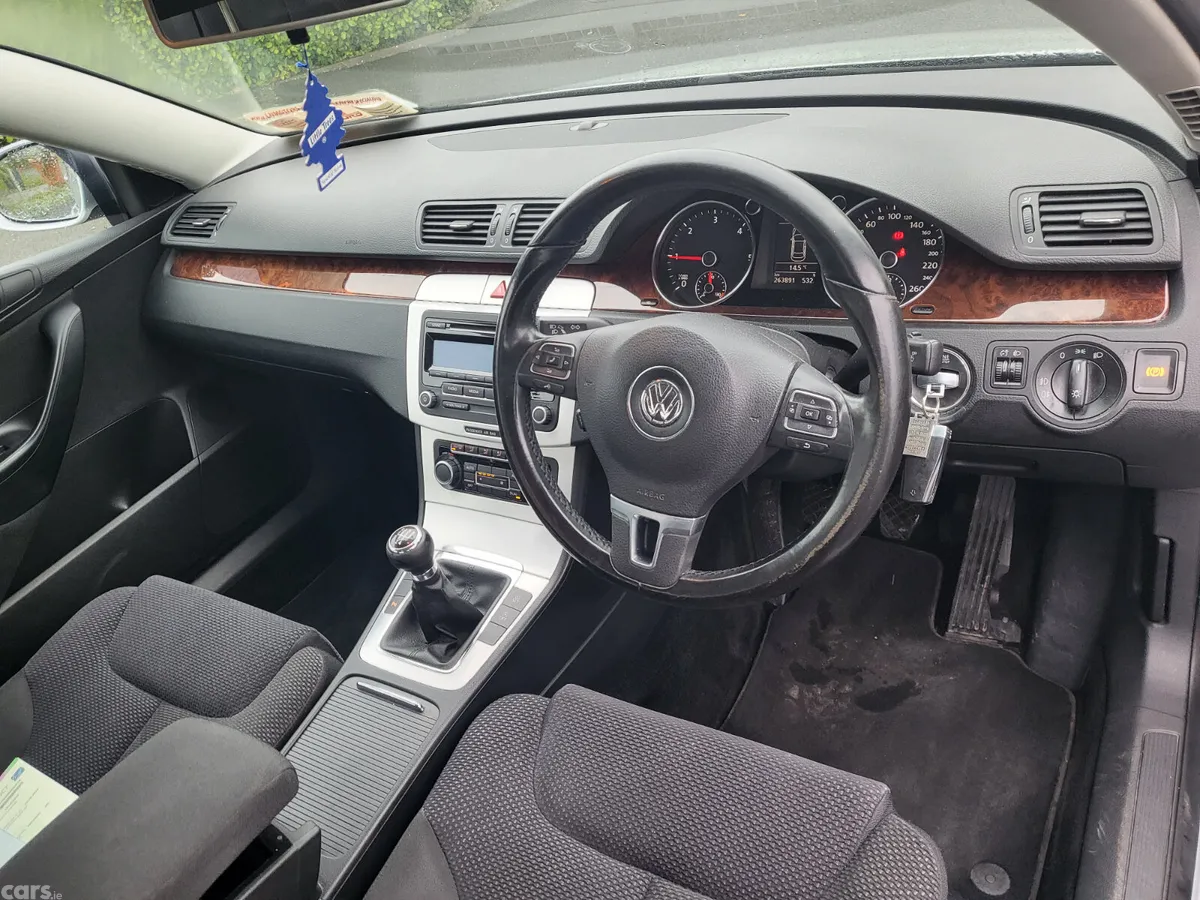 Volkswagen Passat Saloon, Diesel, 2010, Silver