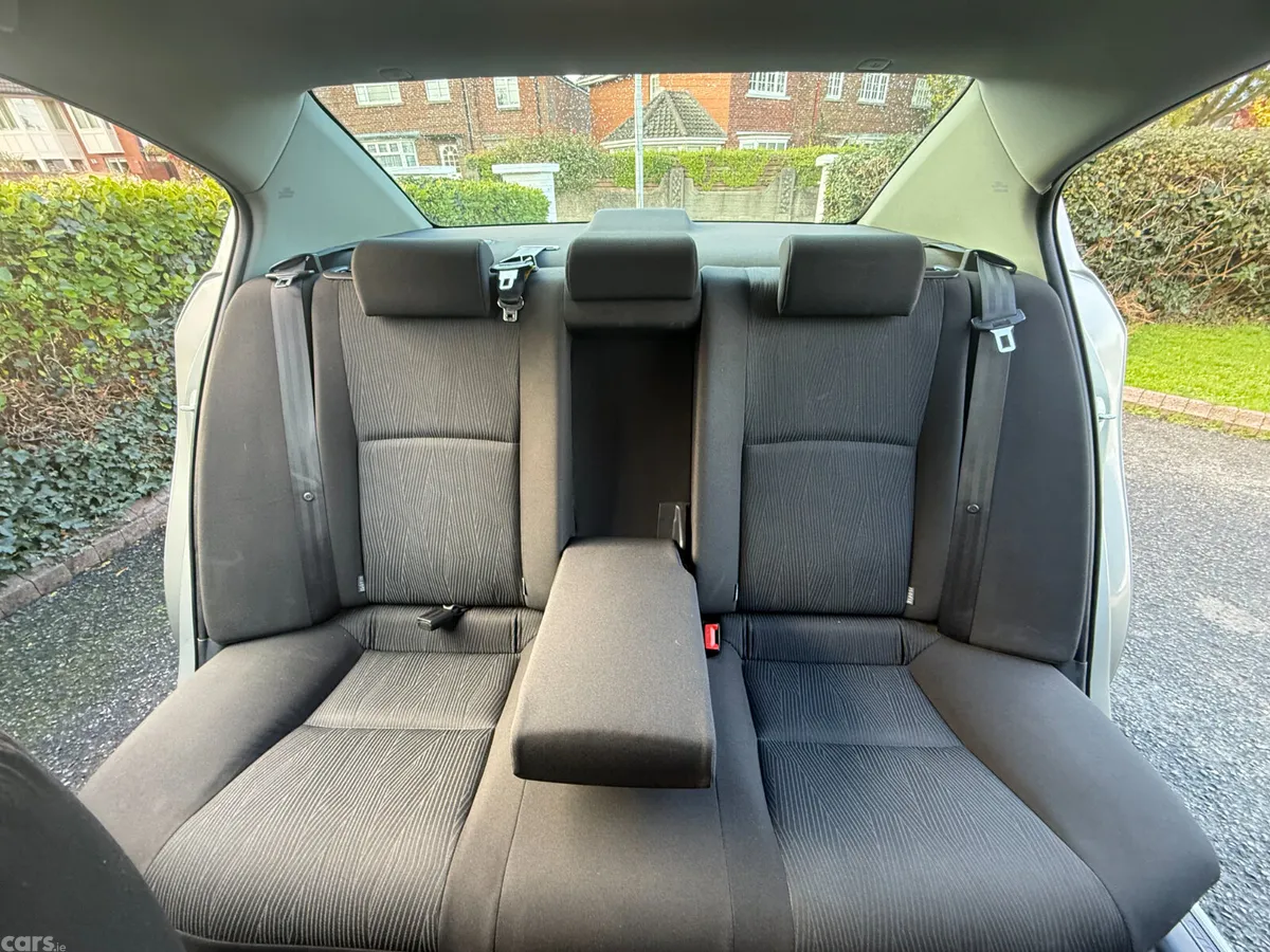 Toyota Avensis Saloon, Diesel, 2011, Grey