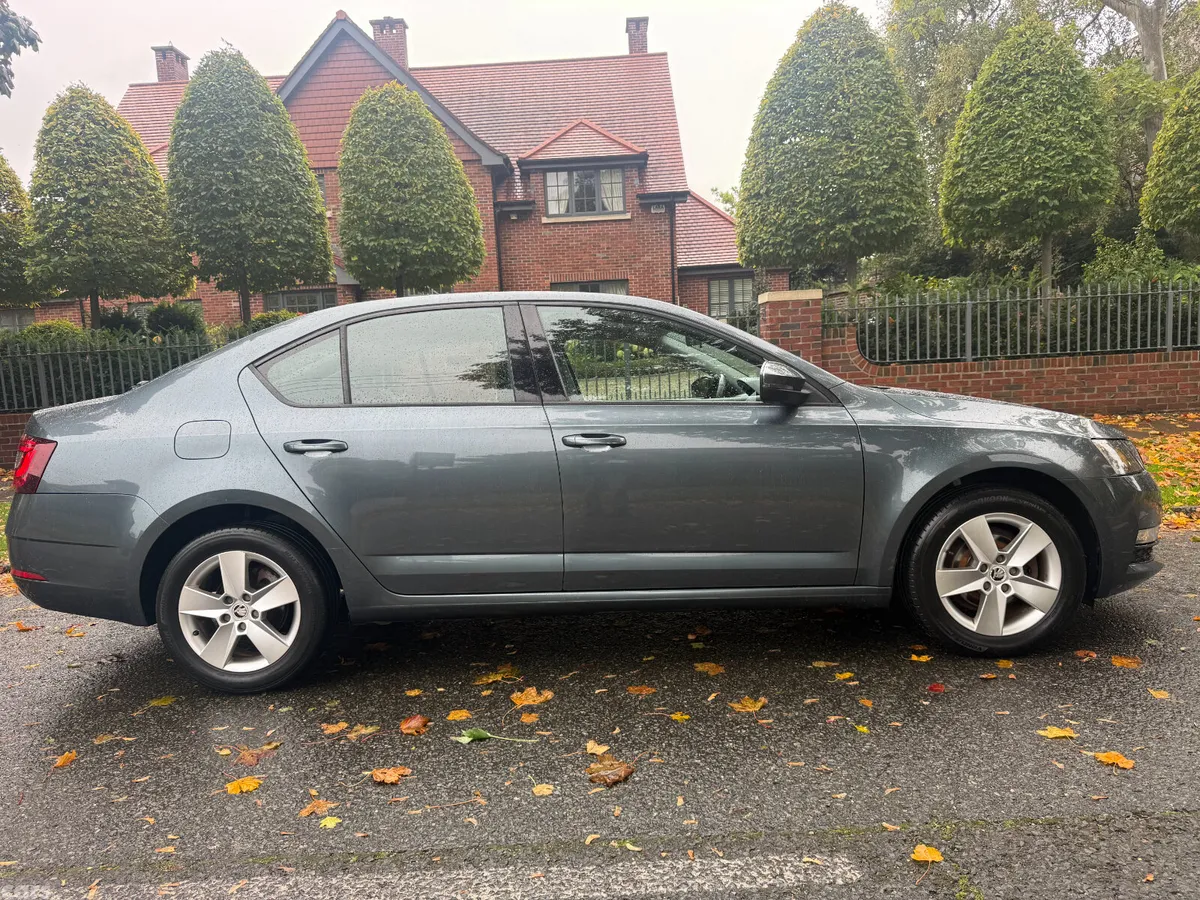 Skoda Octavia Saloon, Diesel, 2017, Grey