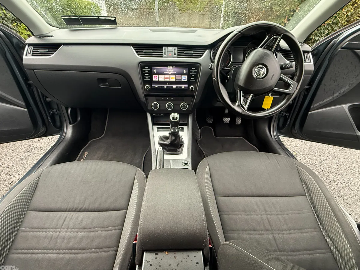 Skoda Octavia Saloon, Diesel, 2017, Grey