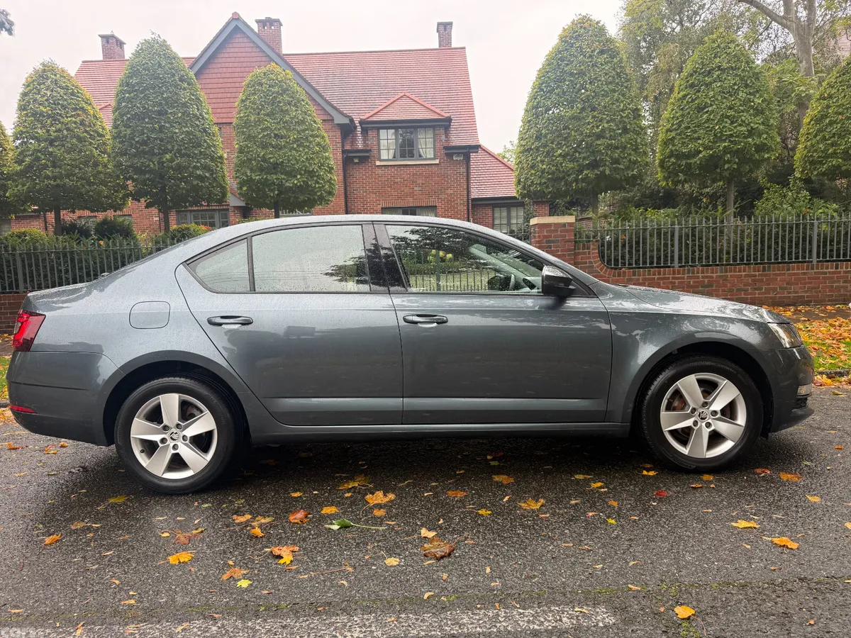 Skoda Octavia Saloon, Diesel, 2017, Grey