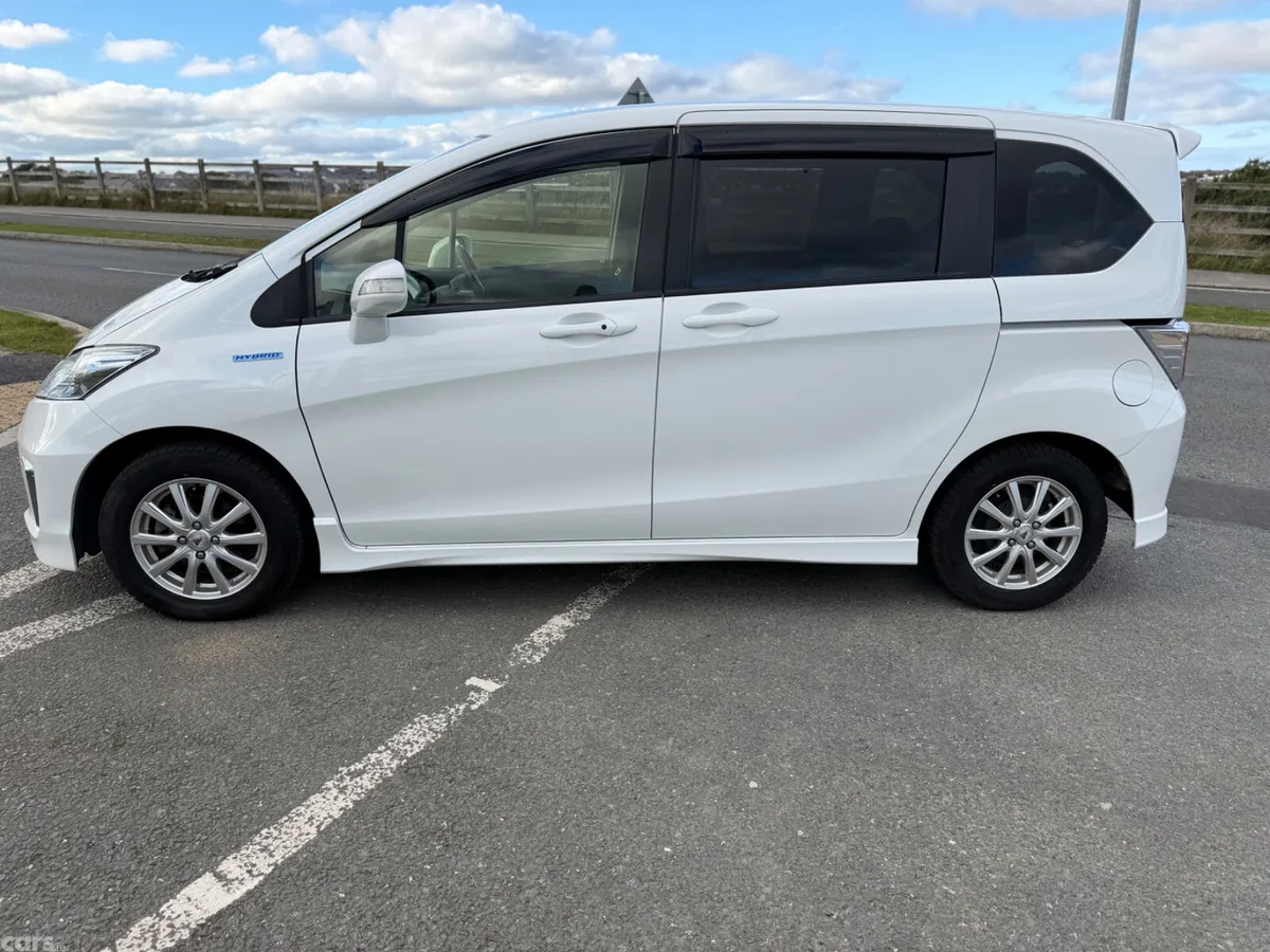 Honda Freed MPV, Petrol Hybrid, 2015, White
