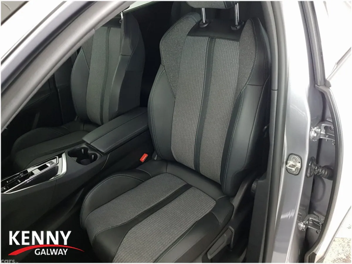Peugeot 5008 MPV, Diesel, 2025, Grey