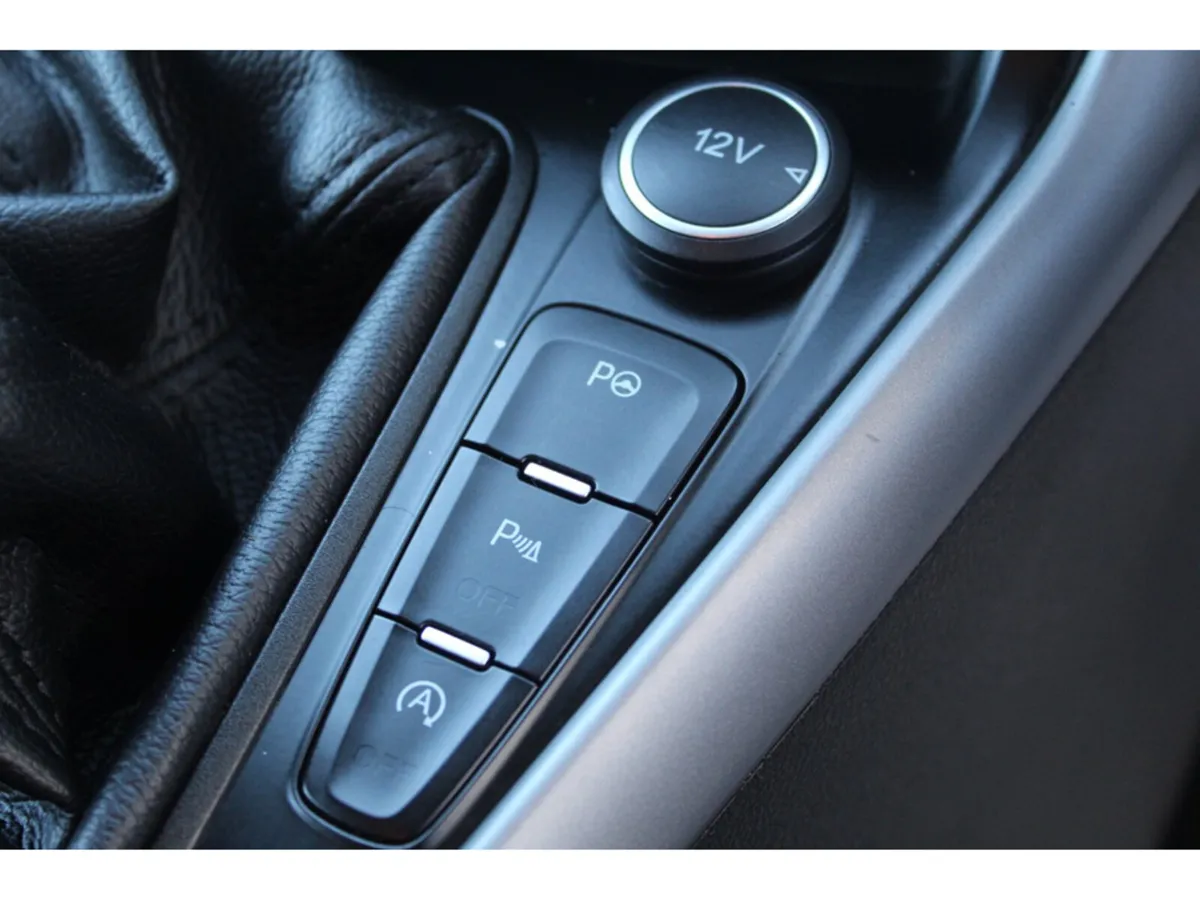 Ford Focus Hatchback, Petrol, 2015, Silver