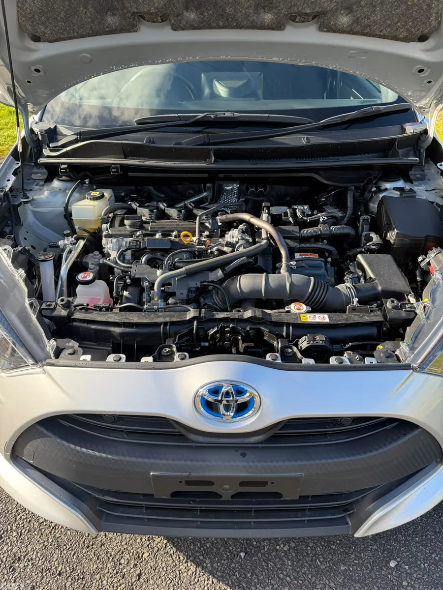 Toyota Yaris Hatchback, Petrol Hybrid, 2021, Silver
