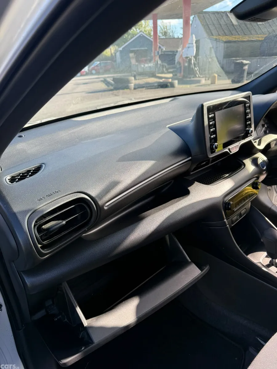 Toyota Yaris Hatchback, Petrol Hybrid, 2021, Silver