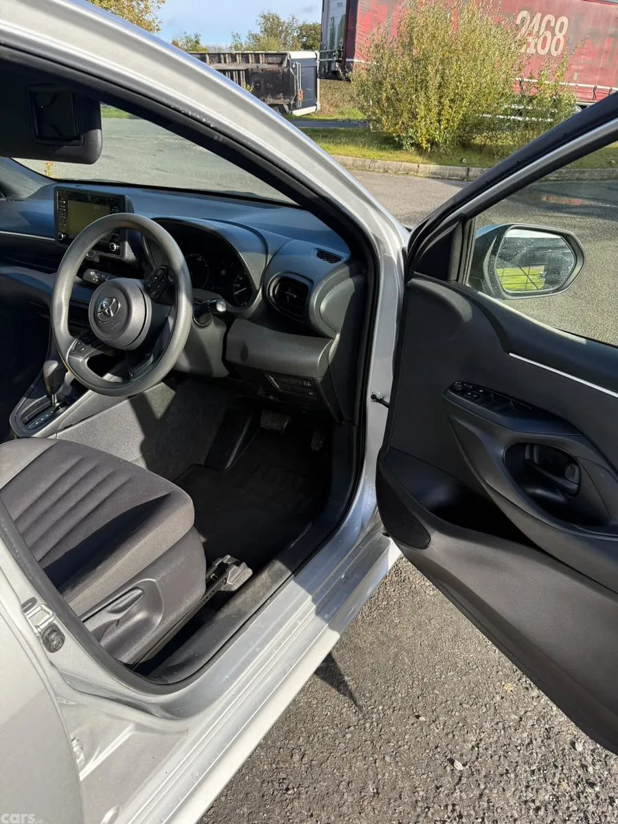 Toyota Yaris Hatchback, Petrol Hybrid, 2021, Silver