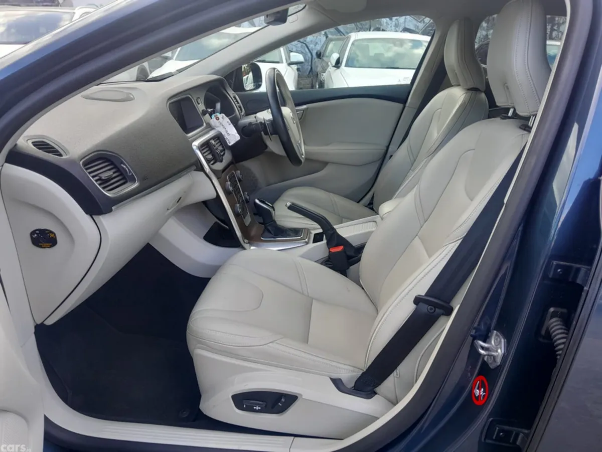 Volvo V40 Hatchback, Diesel, 2017, Blue
