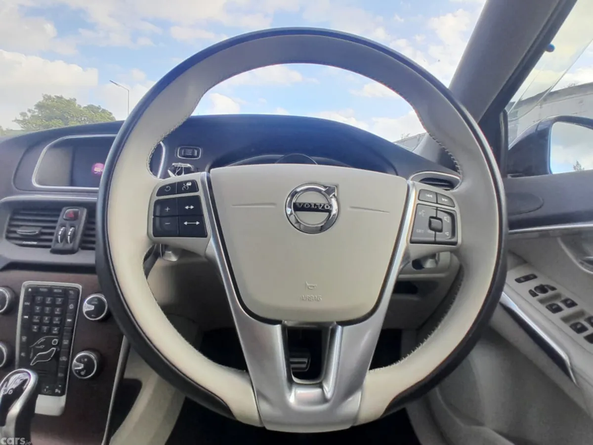 Volvo V40 Hatchback, Diesel, 2017, Blue