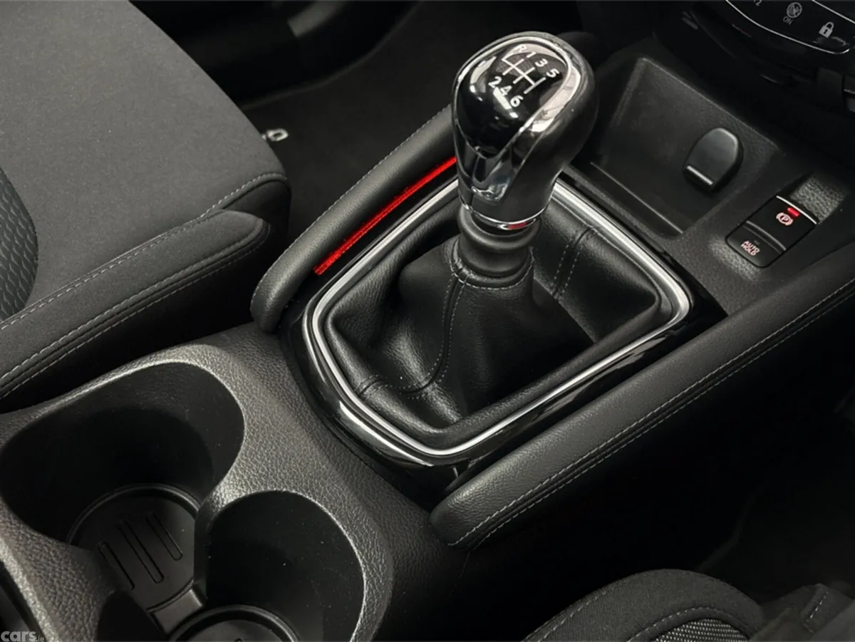 Nissan Qashqai MPV, Petrol, 2020, Red