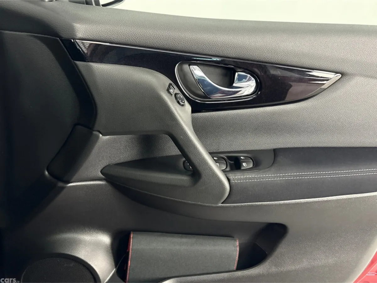 Nissan Qashqai MPV, Petrol, 2020, Red