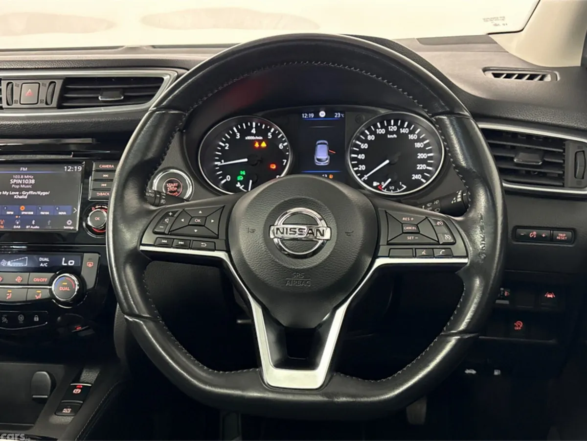 Nissan Qashqai MPV, Petrol, 2020, Red