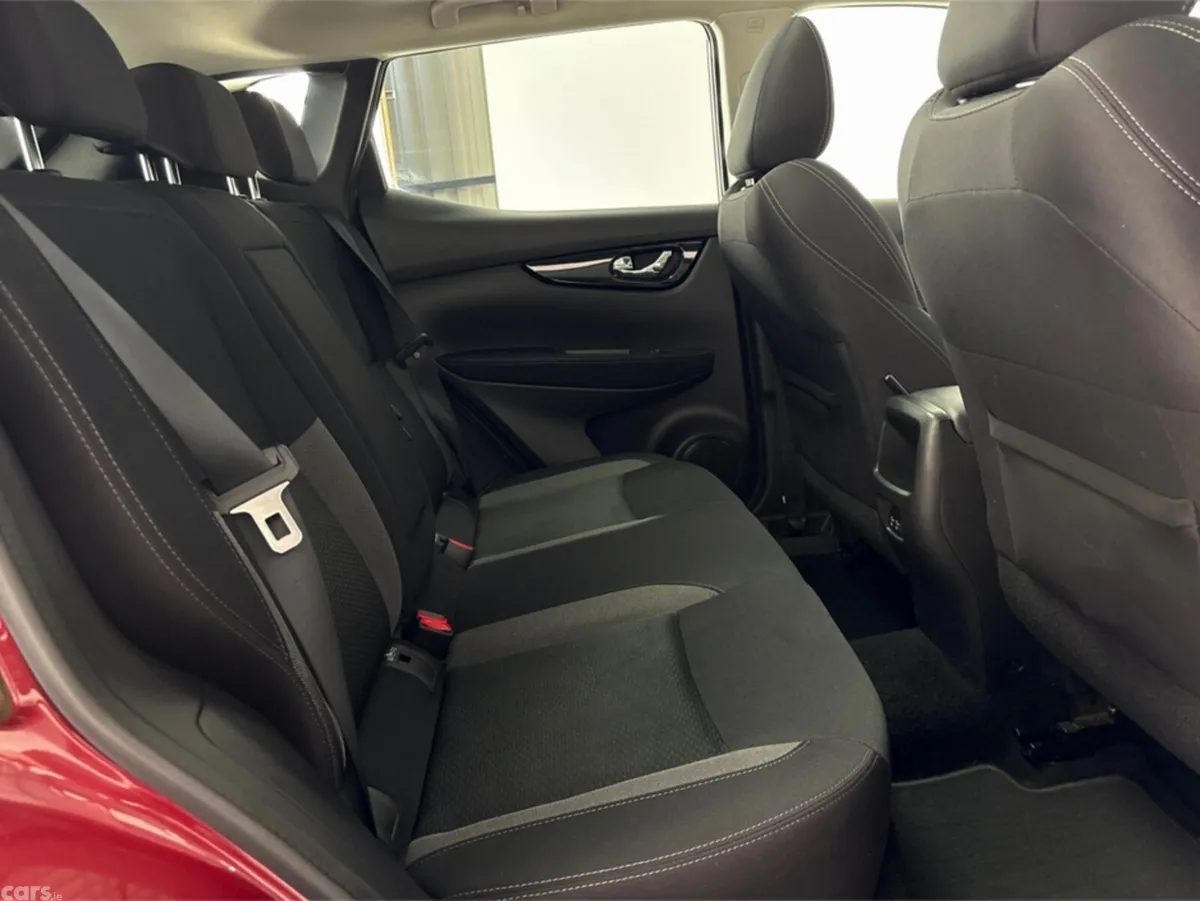 Nissan Qashqai MPV, Petrol, 2020, Red