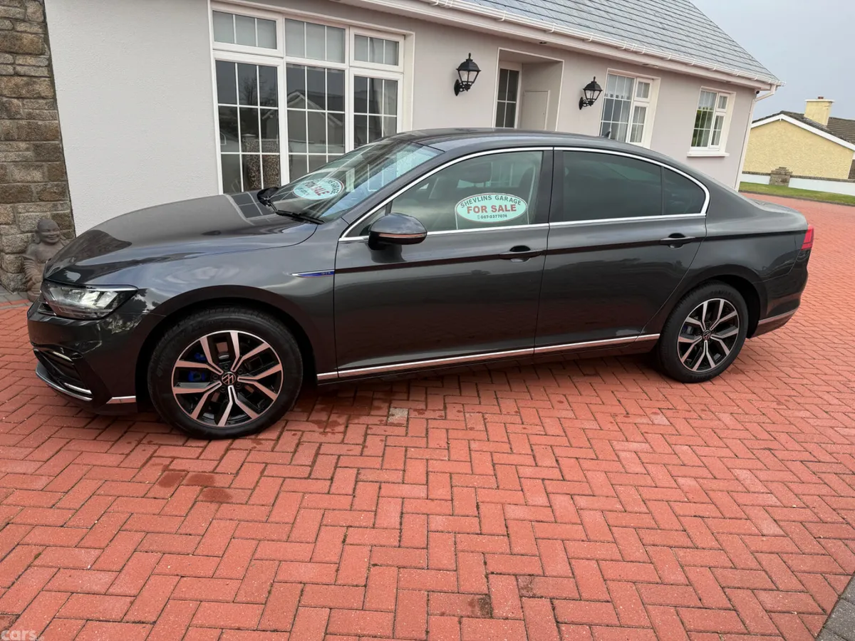 Volkswagen Passat Saloon, Petrol Hybrid, 2022, Grey