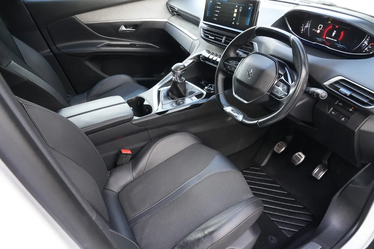Peugeot 5008 MPV, Diesel, 2022, White