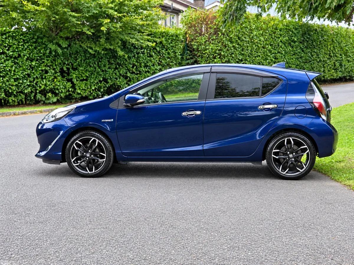 Toyota Aqua Hatchback, Petrol Hybrid, 2018, Blue