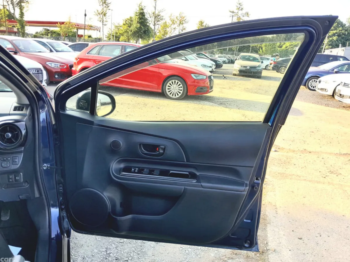 Toyota Aqua Hatchback, Petrol Hybrid, 2018, Blue