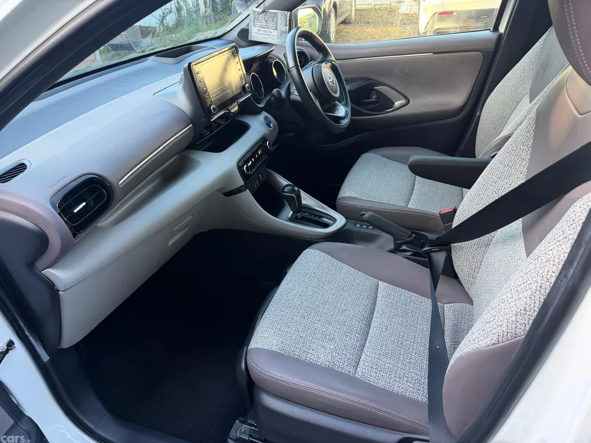 Toyota Yaris Hatchback, Petrol Hybrid, 2021, White