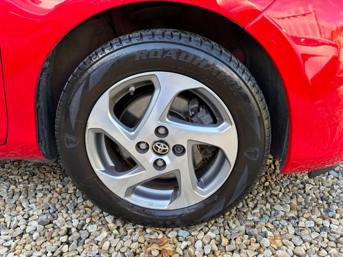 Toyota Yaris Hatchback, Petrol Hybrid, 2016, Red