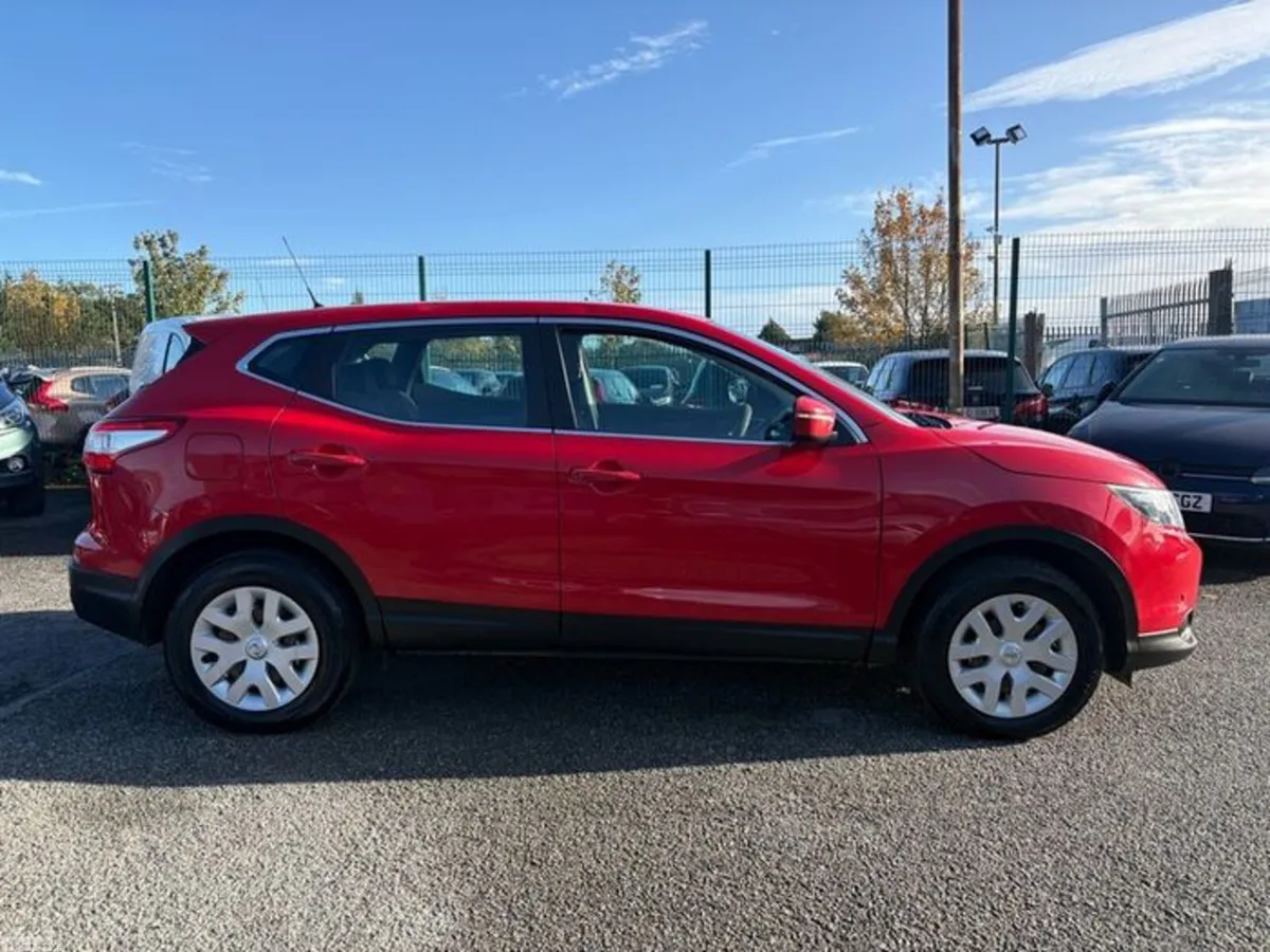 Nissan Qashqai SUV, Diesel, 2017, Red