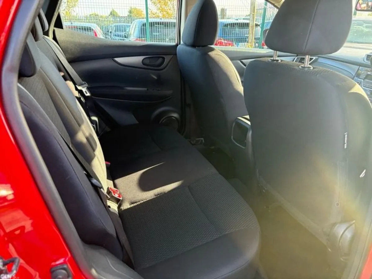 Nissan Qashqai SUV, Diesel, 2017, Red