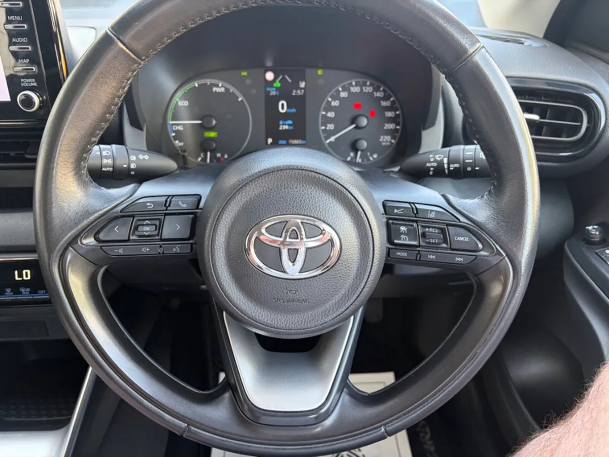 Toyota Yaris Hatchback, Petrol Hybrid, 2023, White