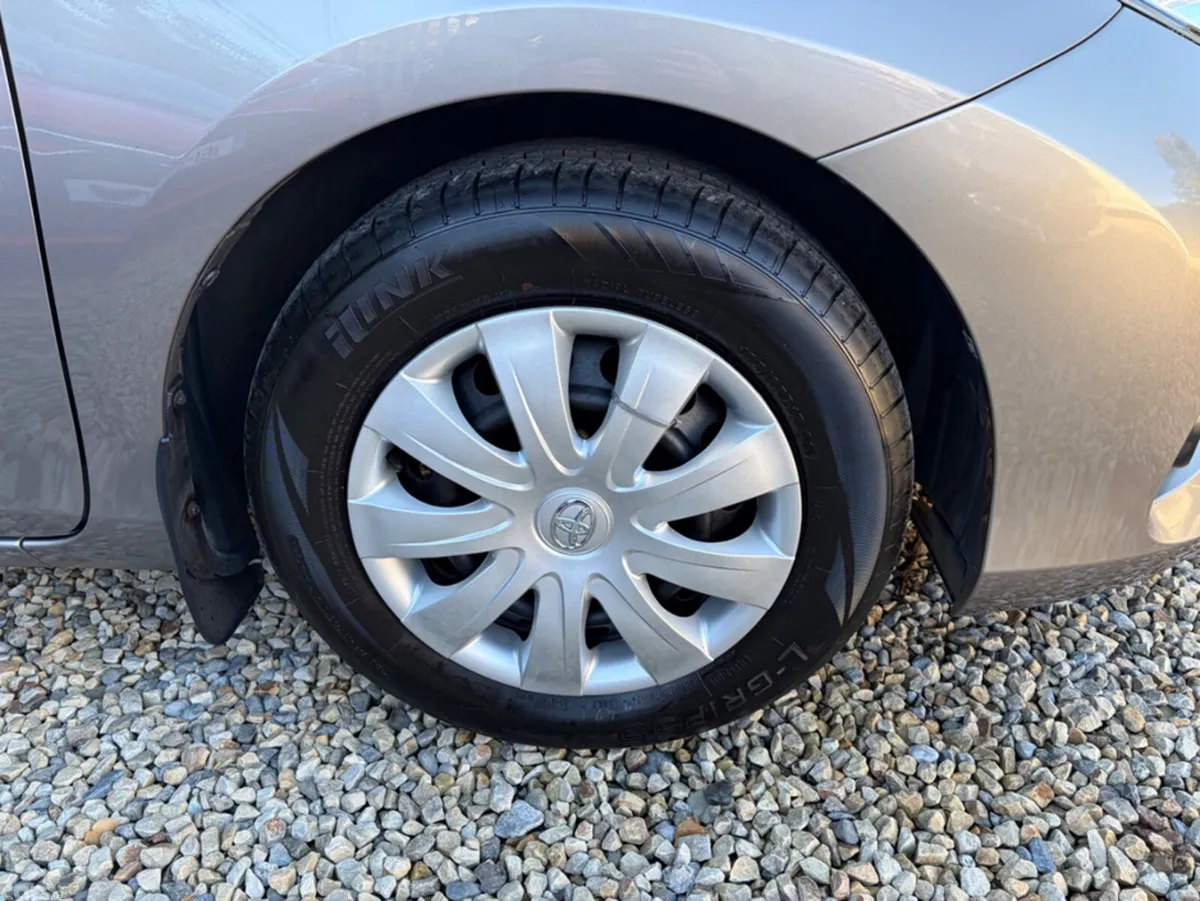 Toyota Auris Hatchback, Petrol, 2014, Grey