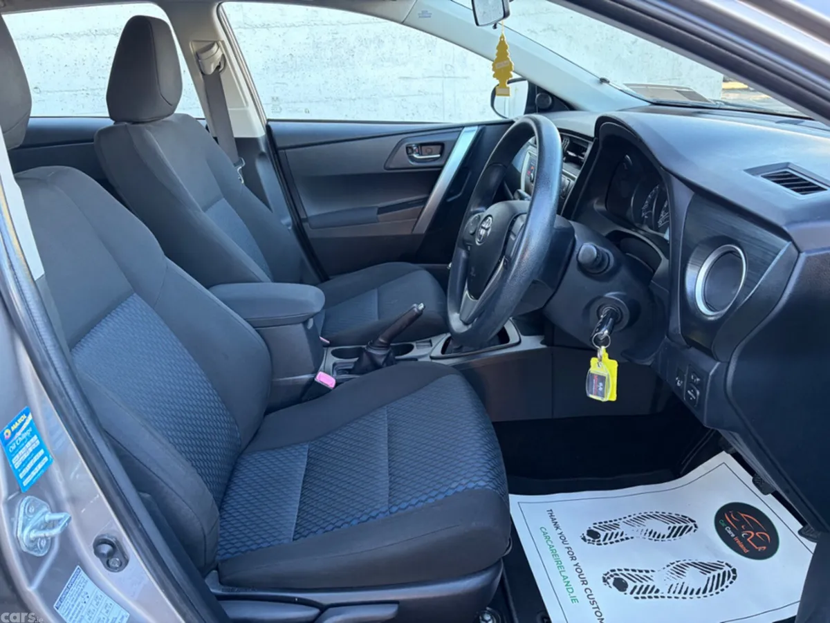 Toyota Auris Hatchback, Petrol, 2014, Grey