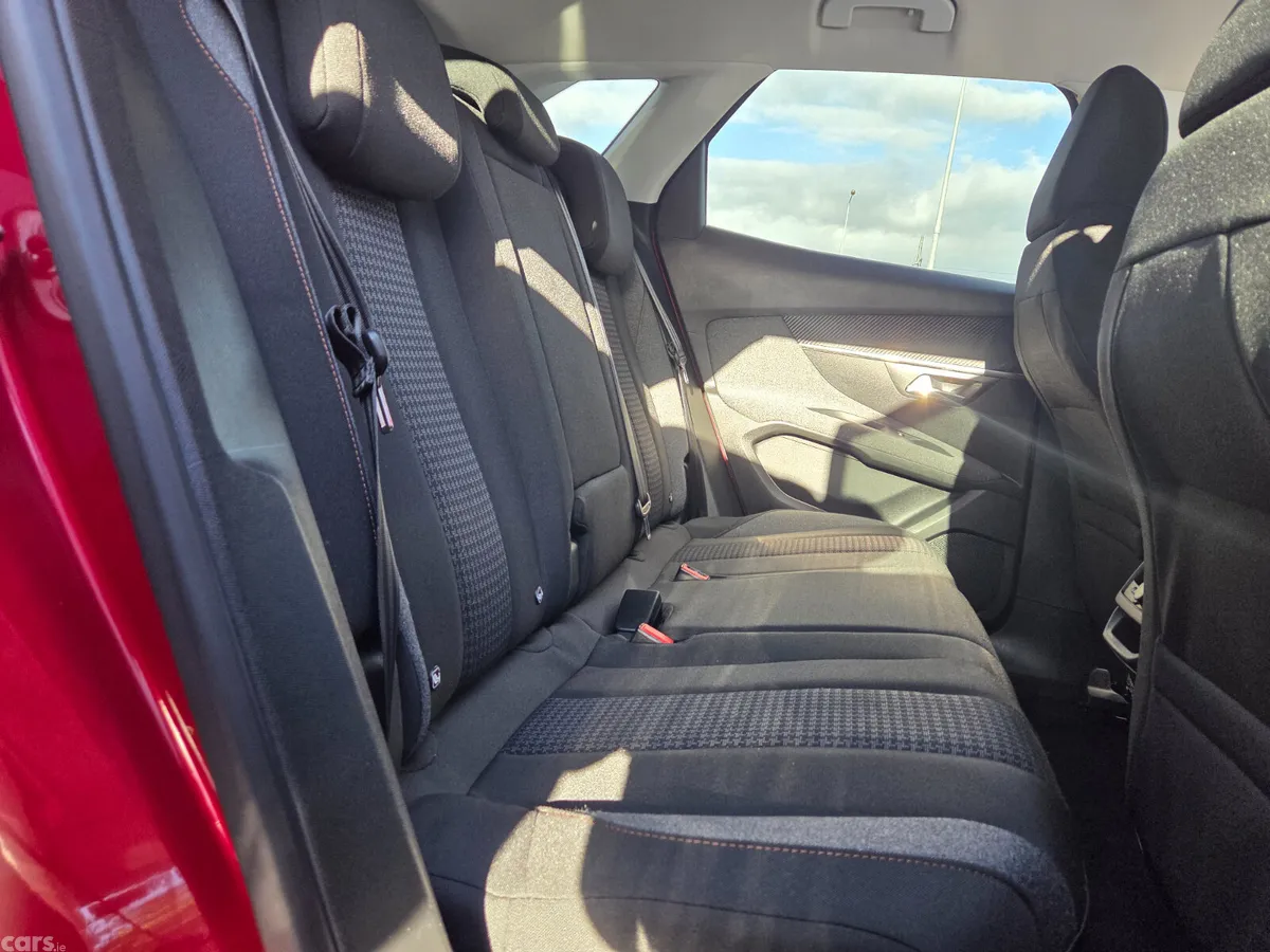 Peugeot 3008 MPV, Petrol, 2020, Red