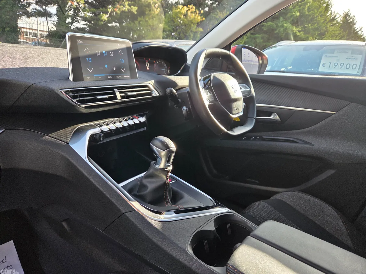 Peugeot 3008 MPV, Petrol, 2020, Red