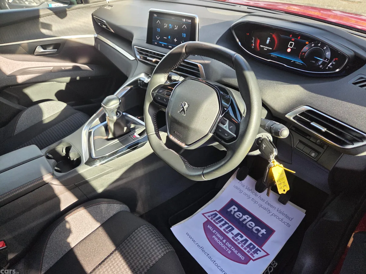 Peugeot 3008 MPV, Petrol, 2020, Red