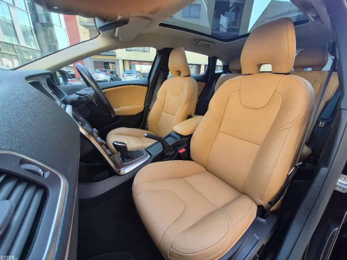 Volvo V40 Hatchback, Petrol, 2020, Black