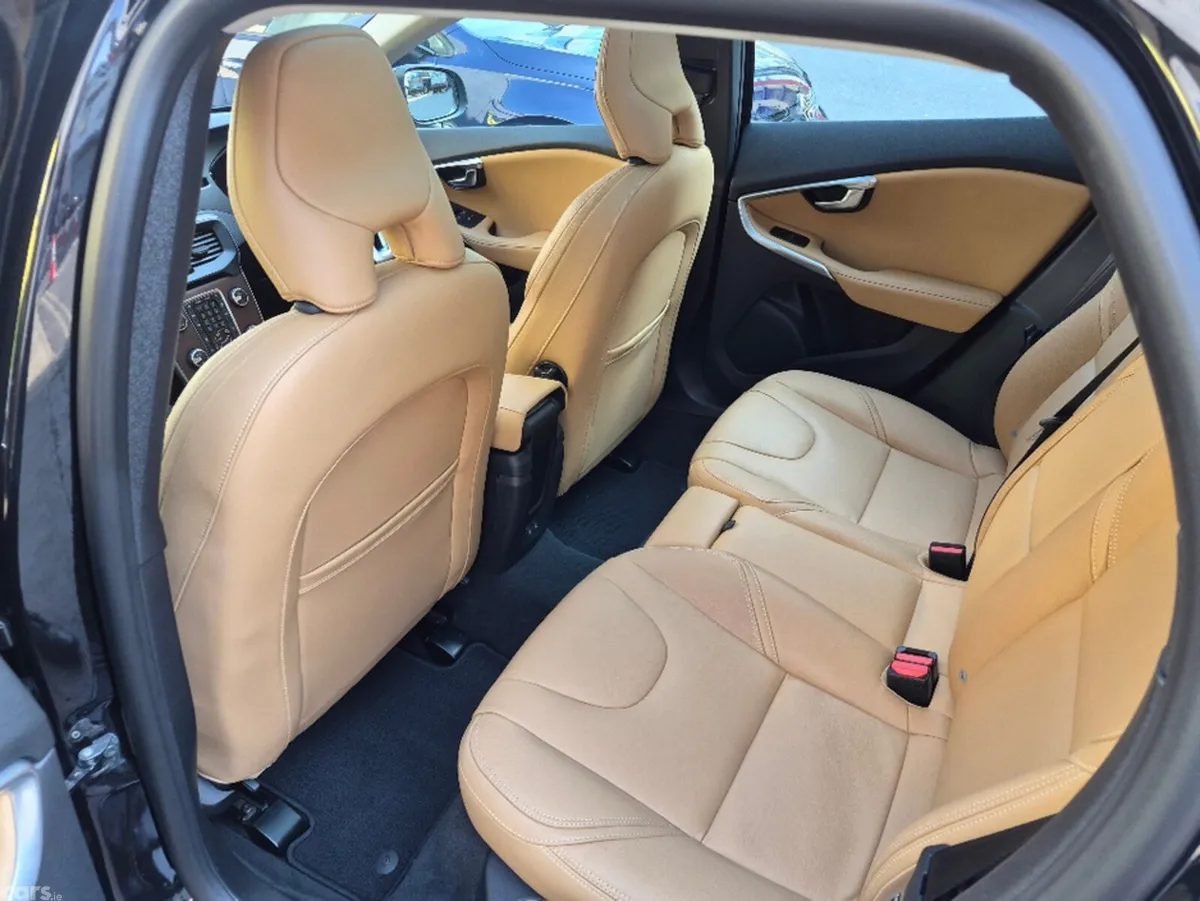 Volvo V40 Hatchback, Petrol, 2020, Black
