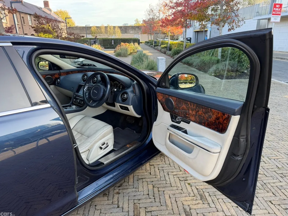 Jaguar XJ Saloon, Diesel, 2013, Blue